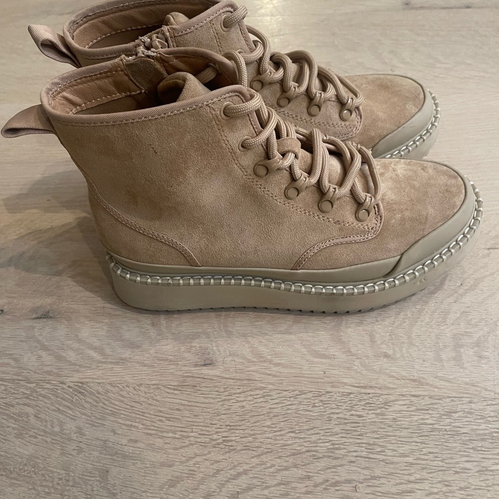 Universal Threads Women’s Kayson Tan faux suede Platform Boots 